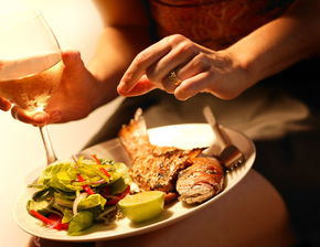 举办葡萄酒与食物搭配晚宴的建议